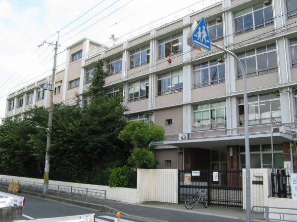 大阪市生野区巽東、中古一戸建ての小学校画像です