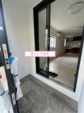 大阪市生野区桃谷、中古一戸建ての玄関画像です