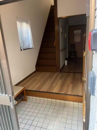 大阪市生野区中川西、中古一戸建ての玄関画像です