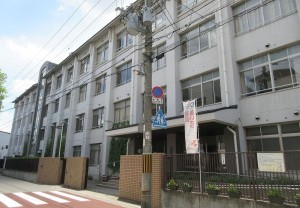 大阪市生野区勝山南、中古一戸建ての中学校画像です