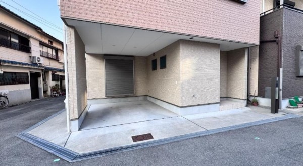 大阪市生野区生野西、中古一戸建ての駐車場画像です