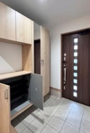 大阪市生野区生野西、中古一戸建ての玄関画像です