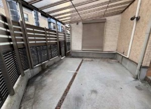 大阪市生野区新今里、中古一戸建ての駐車場画像です