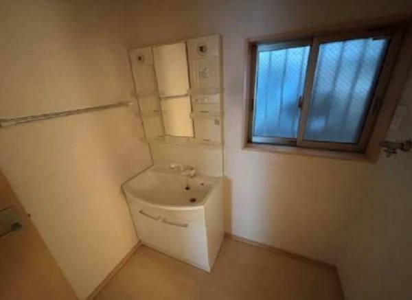 大阪市生野区新今里、中古一戸建ての洗面画像です