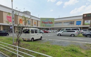 大阪市城東区東中浜、中古一戸建てのショッピングセンター画像です