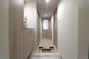 大阪市鶴見区鶴見、マンションの玄関画像です