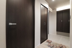 大阪市城東区諏訪、マンションの玄関画像です