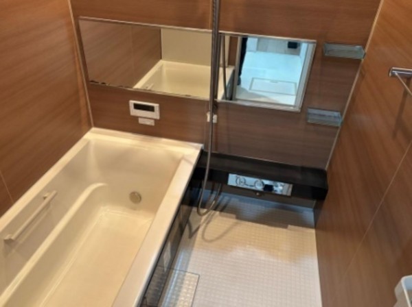 大阪市生野区巽中、中古一戸建ての風呂画像です