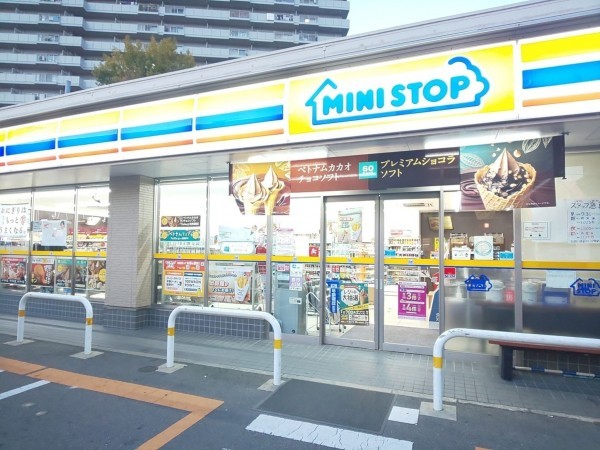 大阪市都島区友渕町、マンションのドラッグストア画像です