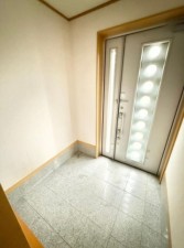 大阪市旭区新森、中古一戸建ての玄関画像です