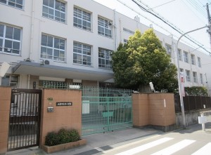 大阪市生野区巽中、中古一戸建ての小学校画像です