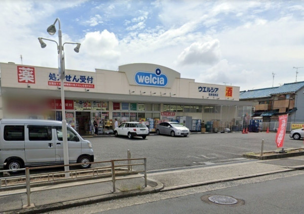 大阪市生野区巽南、中古一戸建てのドラッグストア画像です