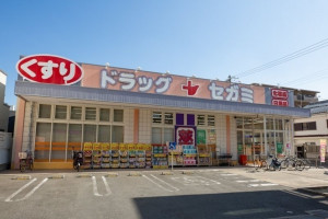 大阪市城東区成育、マンションのドラッグストア画像です