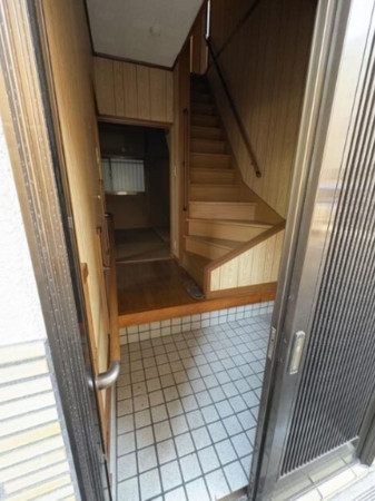 大阪市生野区生野西、中古一戸建ての玄関画像です