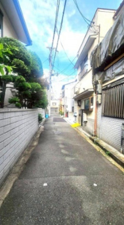 大阪市生野区中川西、中古一戸建ての前面道路を含む現地写真画像です