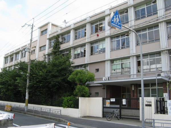 大阪市生野区巽東、マンションの小学校画像です