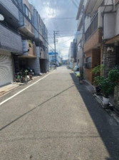 大阪市生野区小路東、中古一戸建ての前面道路を含む現地写真画像です