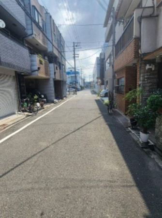 大阪市生野区小路東、中古一戸建ての前面道路を含む現地写真画像です