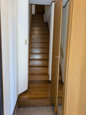 大阪市生野区巽中、中古一戸建ての玄関画像です