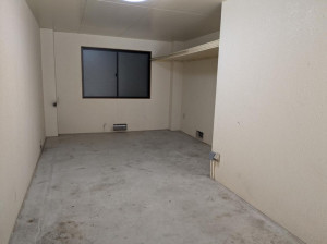 大阪市生野区巽中、中古一戸建ての駐車場画像です