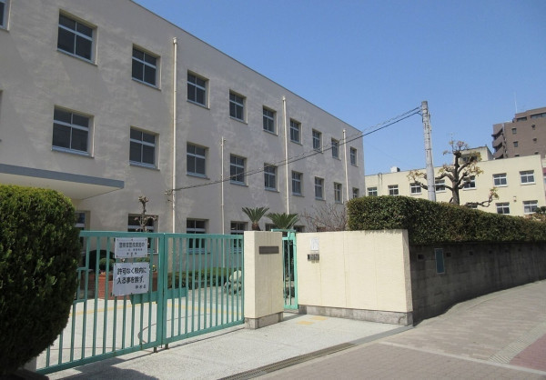 大阪市生野区巽中、中古一戸建ての中学校画像です