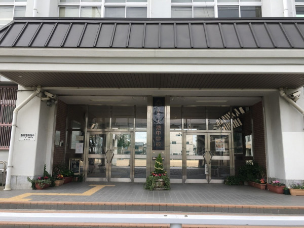 大阪市生野区中川、中古一戸建ての中学校画像です