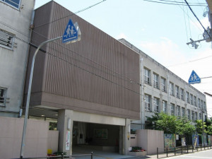 大阪市旭区生江、マンションの小学校画像です