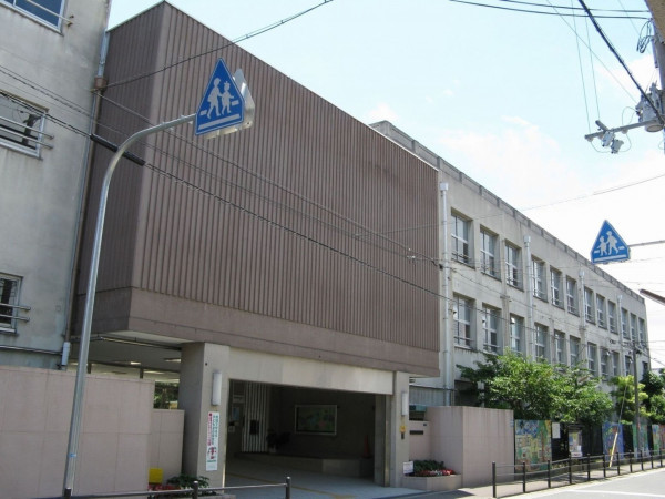 大阪市旭区生江、マンションの小学校画像です