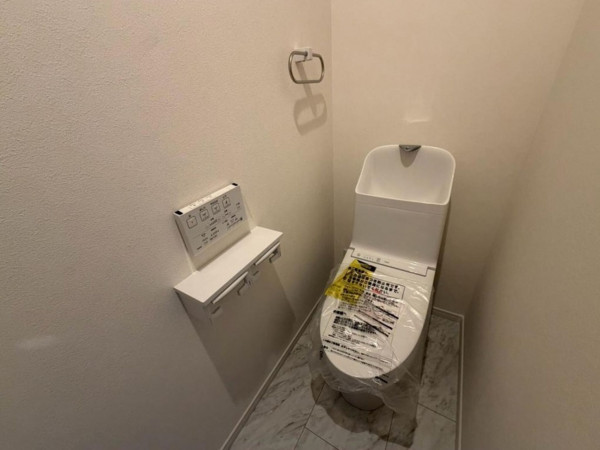 大阪市東成区大今里南、新築一戸建てのトイレ画像です