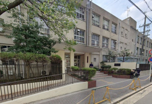 大阪市城東区成育、マンションの小学校画像です
