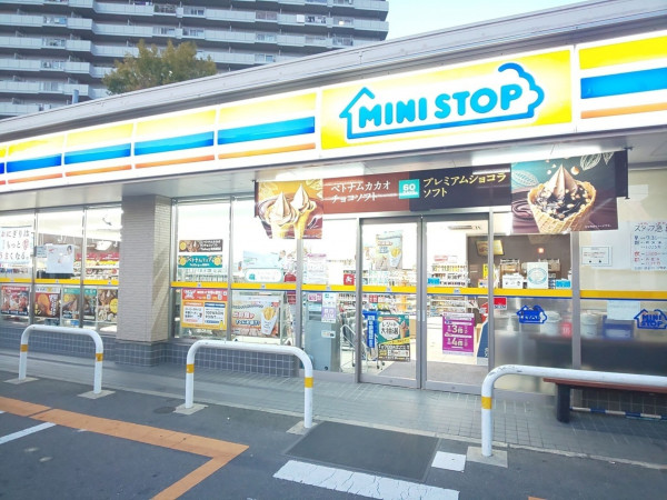 大阪市都島区友渕町、マンションのコンビニ画像です
