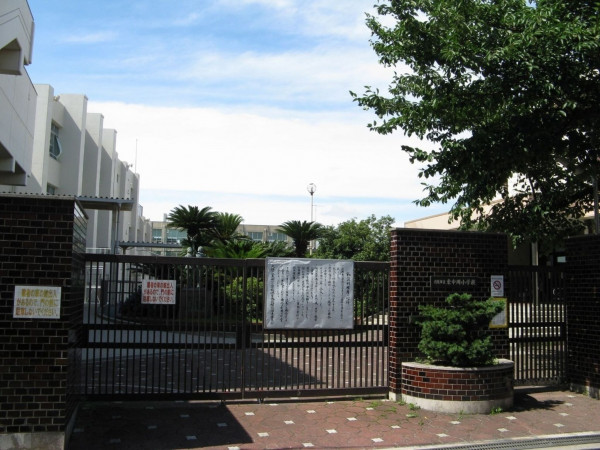 大阪市生野区新今里、中古一戸建ての小学校画像です