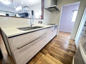 古賀市花見南、中古一戸建てのキッチン画像です