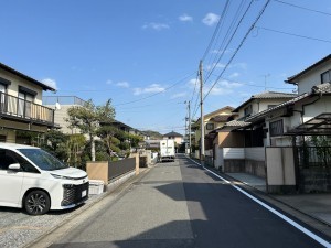 古賀市日吉、中古一戸建ての前面道路を含む現地写真画像です