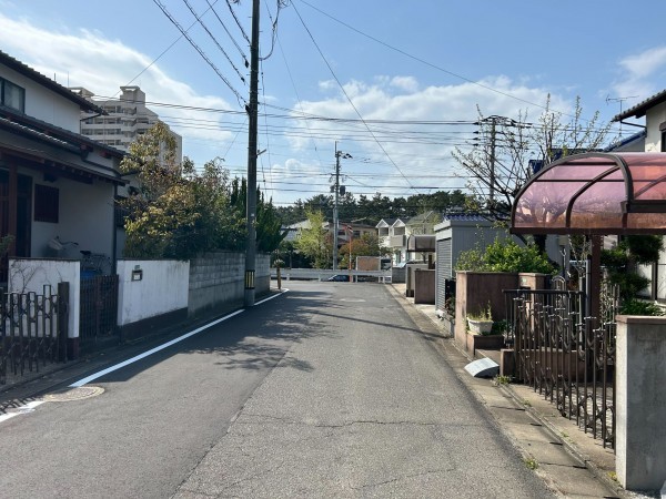 古賀市日吉、中古一戸建ての前面道路を含む現地写真画像です