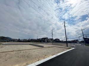 宗像市原町、新築一戸建ての前面道路を含む現地写真画像です