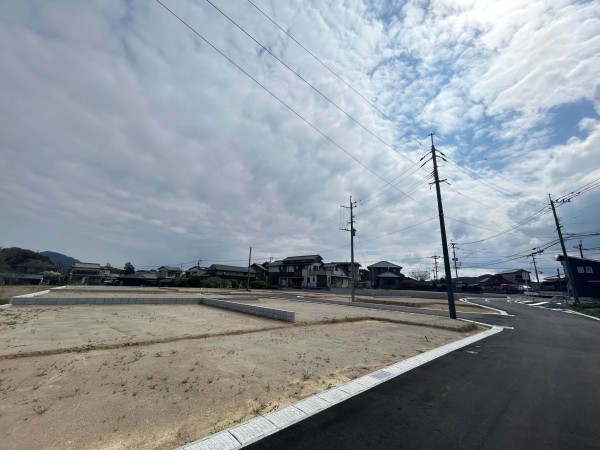 宗像市原町、新築一戸建ての前面道路を含む現地写真画像です