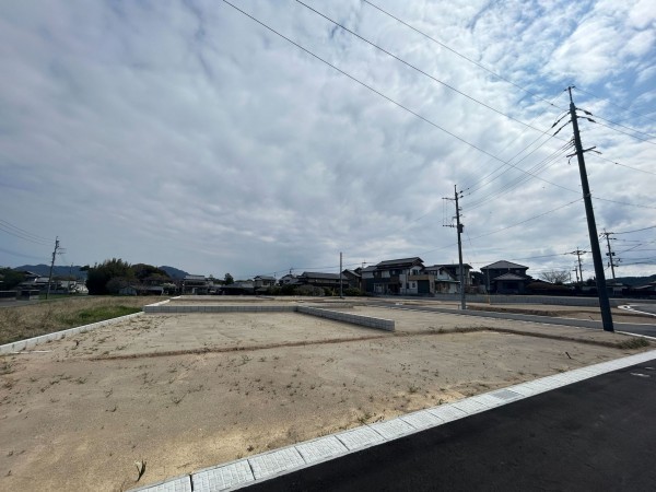宗像市原町、新築一戸建ての前面道路を含む現地写真画像です