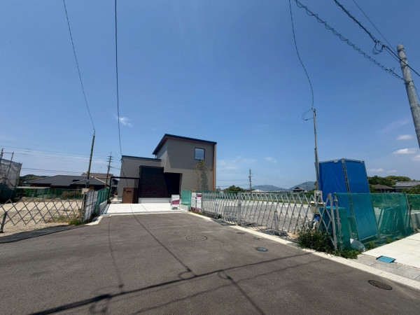 宗像市原町、新築一戸建ての前面道路を含む現地写真画像です