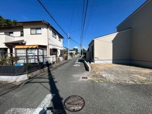 古賀市花見東、新築一戸建ての前面道路を含む現地写真画像です