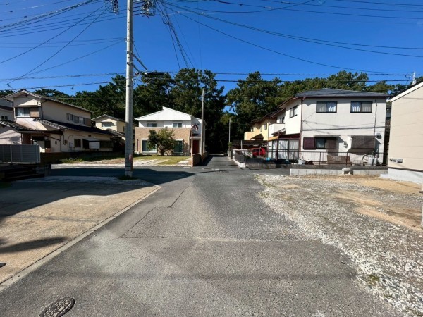 古賀市花見東、新築一戸建ての前面道路を含む現地写真画像です