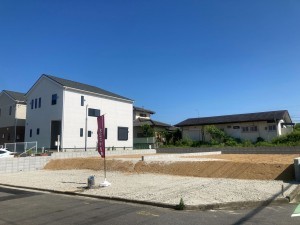 福岡市東区美和台、新築一戸建ての前面道路を含む現地写真画像です