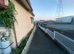 松阪市御殿山町、中古一戸建ての前面道路を含む現地写真画像です