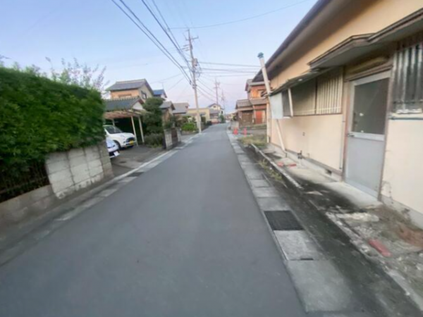 松阪市御殿山町、中古一戸建ての前面道路を含む現地写真画像です