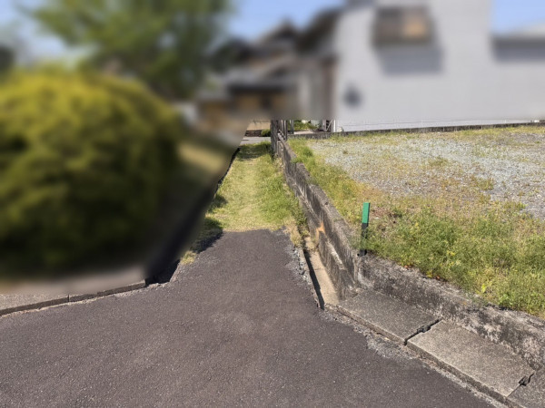 松阪市久保町、土地の前面道路を含む現地写真画像です
