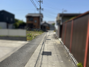 松阪市西之庄町、土地の前面道路を含む現地写真画像です