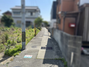 松阪市西之庄町、土地の前面道路を含む現地写真画像です