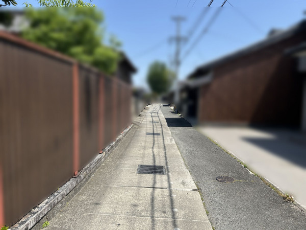 松阪市西之庄町、土地の前面道路を含む現地写真画像です