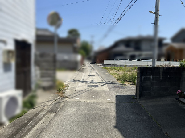 松阪市西之庄町、土地の前面道路を含む現地写真画像です
