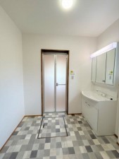 松阪市平成町、中古一戸建ての洗面画像です